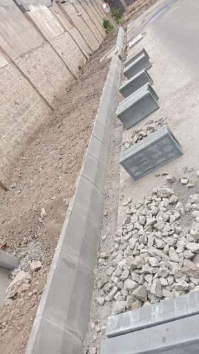 Concrete Kerb Stone - Half Battered